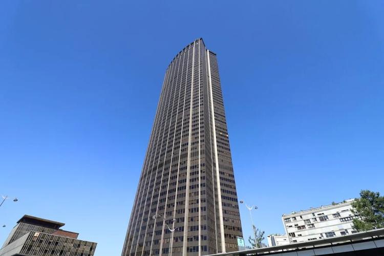 Des vitres tombent de la Tour Montparnasse&nbsp;: le bâtiment de 210 mètres est interdit au public depuis 4 mois et ses propriétaires ne s’entendent toujours pas sur les travaux