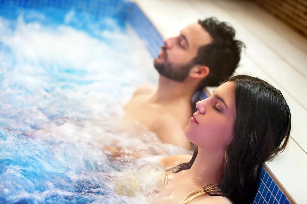 Piscine da esterno con idromassaggio: cosa valutare prima di organizzare un’area relax in giardino
