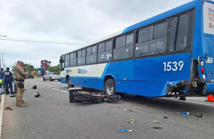 Motoboy morre após colidir na traseira de ônibus com passageiros na SC-401, em Florianópolis