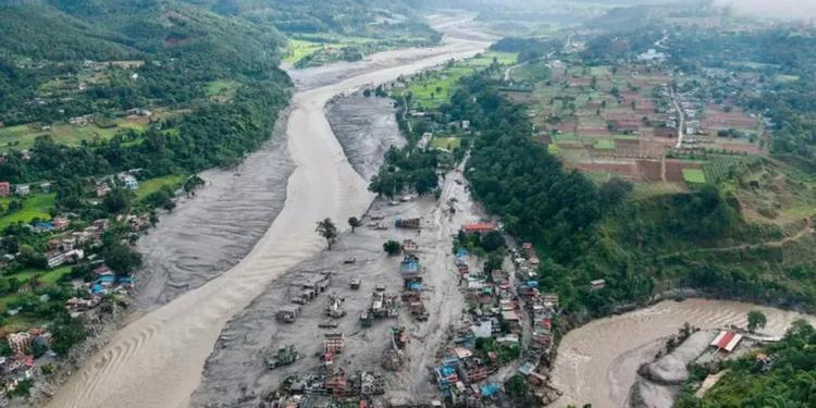 Si aggrava il bilancio dei morti in Nepal, sono 469. Stop ai soccorsi in Tibet per il timore di nuove alluvioni. Tre italiani dispersi