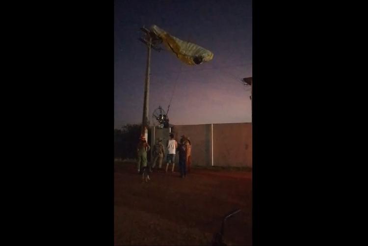 VÍDEO: Piloto de paramotor sofre queimaduras após ficar pendurado em rede elétrica em Macapá