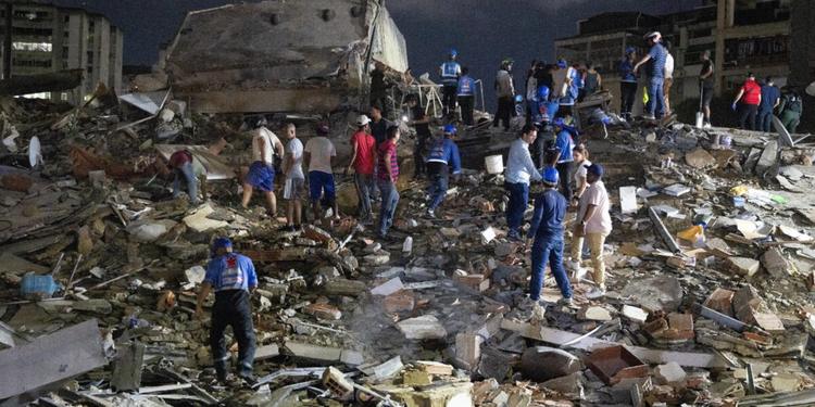 Terremoto in Venezuela, scossa di magnitudo 7.5: si scava tra i palazzi crollati. "Non risultano vittime italiane". Circa 40.000 dispersi