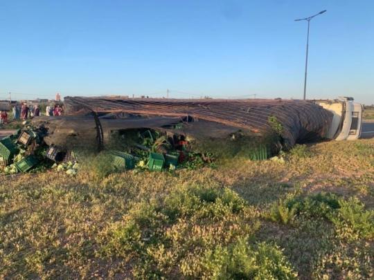 انقلاب شاحنة محمّلة بالخضر والحوامض بواحة سيدي إبراهيم دون خسائر بشرية +صور