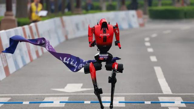 Robô humanoide vence meia-maratona em Pequim e supera recorde humano
