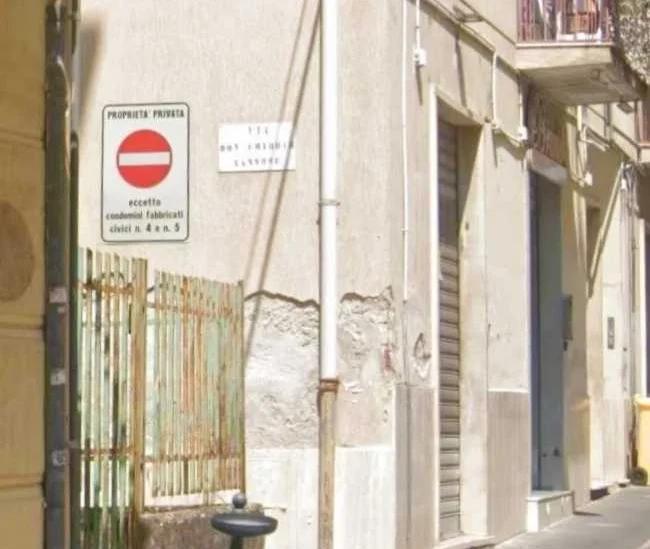 Eboli, sasso contro una finestra in centro: ferita una 70enne
