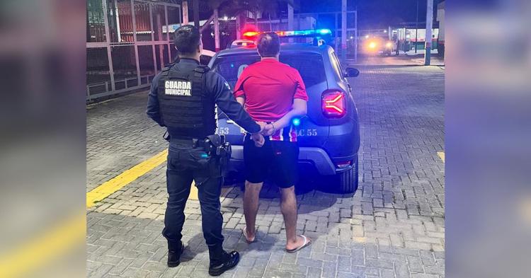 Churrasquinho na calçada em BC termina em prisão de traficante procurado do RJ