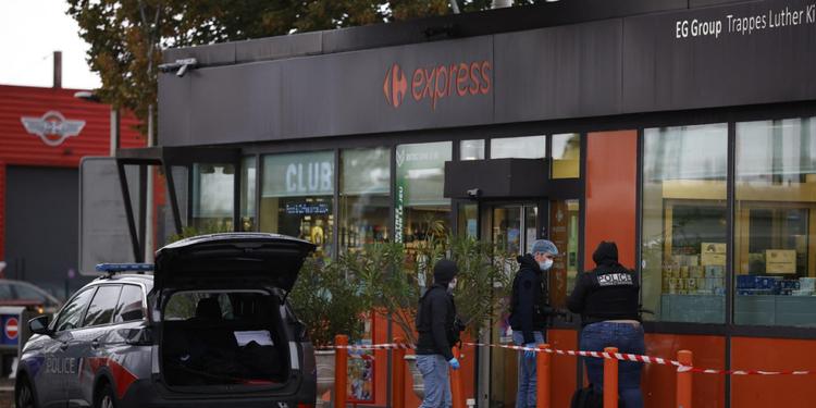 Spara sulla folla vicino Parigi, un morto e 4 feriti. Macron: "Attentato razzista"