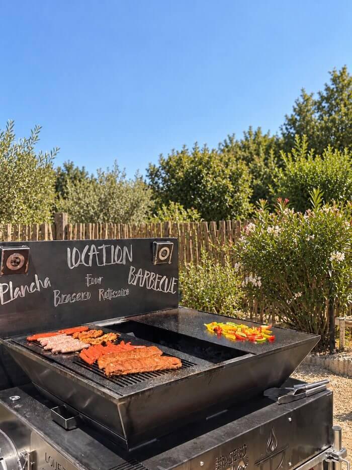 Remorque brasero de location PFC avec grillades et légumes sur la plancha