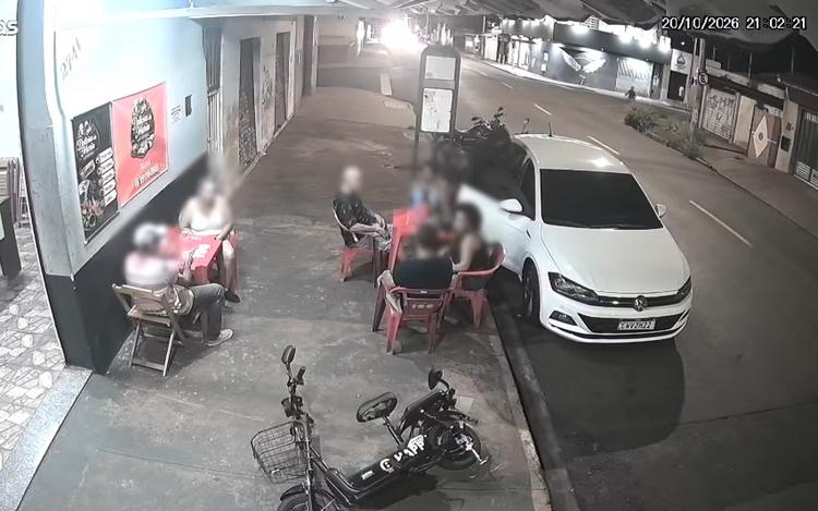 VÍDEO: Ladrões assaltam clientes de bar e roubam carro em frente ao estabelecimento em Ribeirão Preto, SP