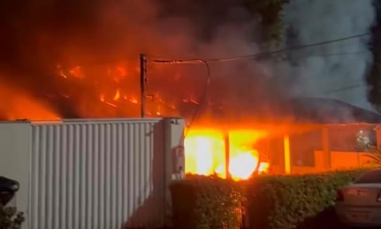 Incêndio atinge casa entre os bairros Dom Pedro e Chapada, em Manaus