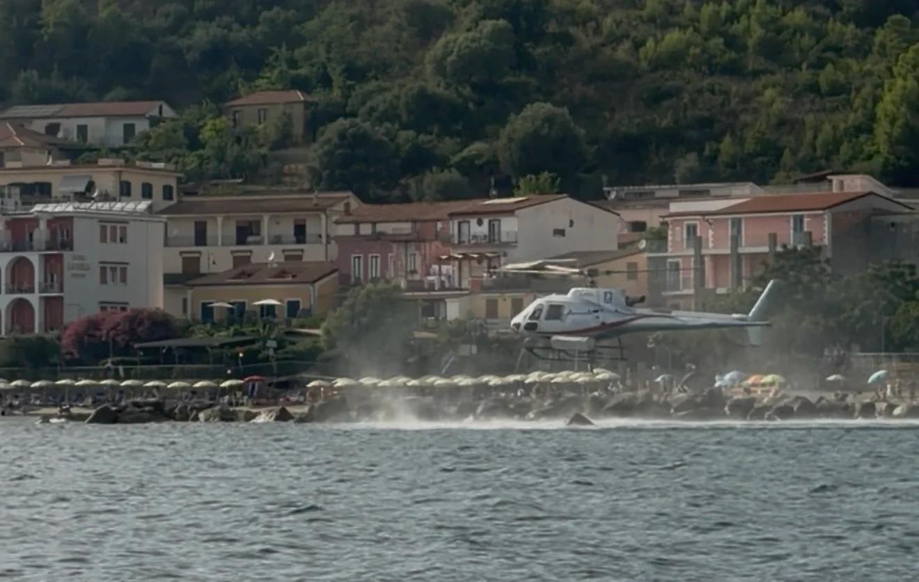Incendio a Pollica, fiamme in collina: elicottero in azione per salvare la macchia mediterranea
