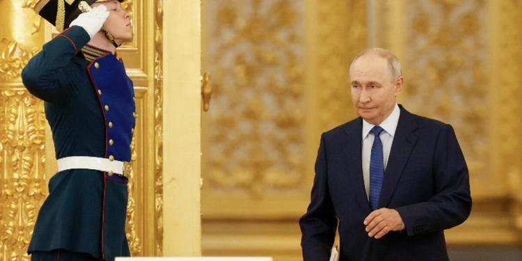 I raid ucraini costringono la Russia a importare la benzina. Putin ammette:  "Gli attacchi ci danneggiano"