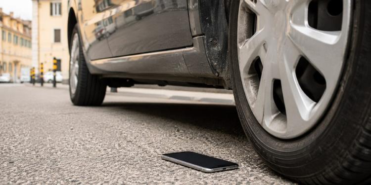 Ruba il cellulare di un ragazzo dopo averlo aggredito e fugge: arrestato a Catania. Lo smartphone trovato sotto un'auto