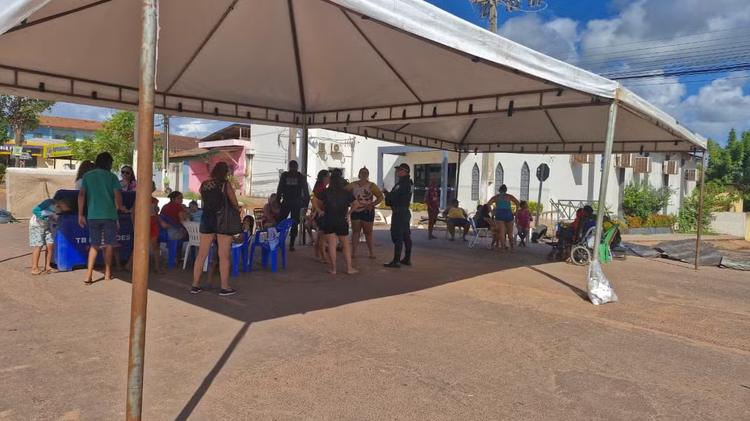 Protesto de moradores do Residencial Moaçara mantém avenida interditada pelo segundo dia em Santarém, no Pará