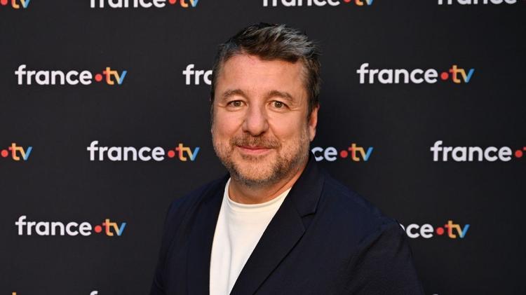 Bruno Guillon dévoile ses techniques pour tenir son rythme de vie effréné : "À 20h30 grand max, je suis au lit"