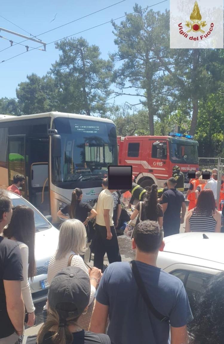 Bari, motociclisti incastrati sotto un bus: non sono gravi