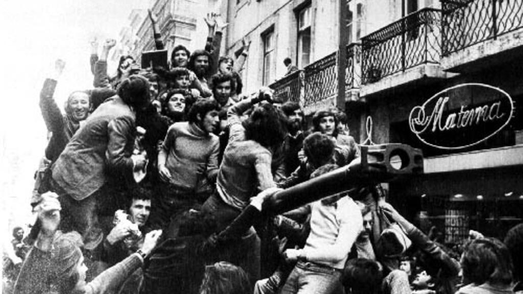 "Révolution des œillets" au Portugal : il y a 50 ans, la dictature tombait dans la liesse populaire