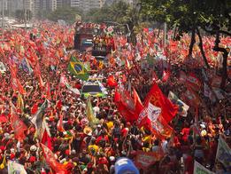 Ato em apoio a Lula reúne milhares de eleitores na orla de Copacabana