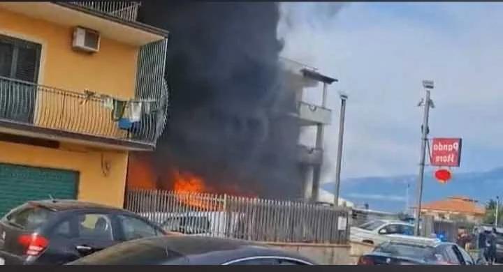 Incendio a Eboli, fiamme distruggono il Panda Store: tratti in salvo dei bambini