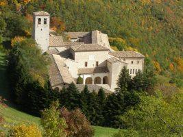 Diocesi: Fano-Fossombrone-Cagli-Pergola, a Fonte Avellana il primo convegno “La Camera Alta”. Liturgia, architettura e arte per ripensare gli spazi della Chiesa