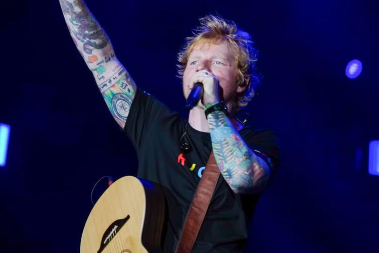 Artistas que abririam shows de Ed Sheeran cancelam participações após retirada de Macklemore