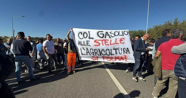 Carburanti, piazze in movimento. Dalla Calabria, Tir e agricoltori in marcia su Roma