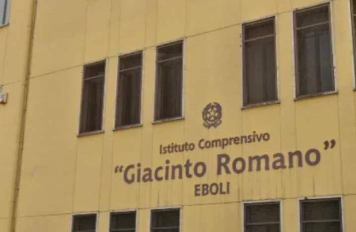 Eboli, caos aule alla scuola “G. Romano”: scatta la protesta dei genitori contro il Comune