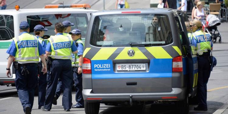 Uomo accoltella 4 persone in Svizzera gridando Allah Akbar, arrestato: c'è un ferito grave