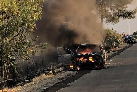 Auto in fiamme sulla SP 580: paura per una famiglia