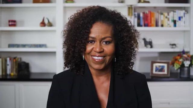 Michelle Obama diz não sentir falta das filhas após saída de casa