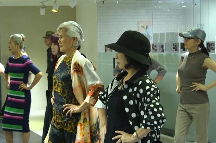 Desfile de modas voltado para pessoas mais idosas na Coreia do Sul: país mostra que envelhecimento populacional não é uma sentença de morte econômica (Foto: Reprodução / ABC News)