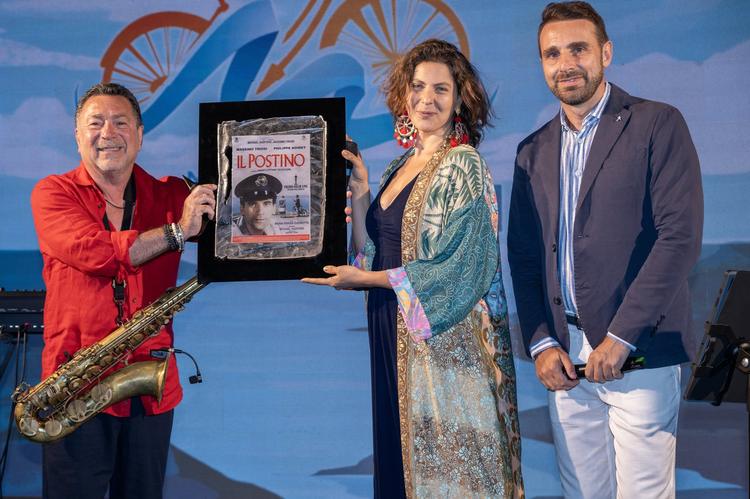 Il musicista Nat Minutoli riceve il Premio Troisi 2026 per la sezione musica: «Un premio contro i momenti opachi e le invidie»