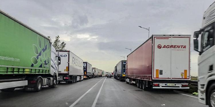 Dilagano i blocchi dei Tir al Sud, denunce e pugno duro del governo: Meloni convoca il Cdm