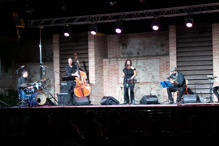 🎷✨ Una noche para disfrutar al ritmo del swing ✨🎶 El pasado sábado, el patio del Centro Cultural San Bernardo – Biblio...
