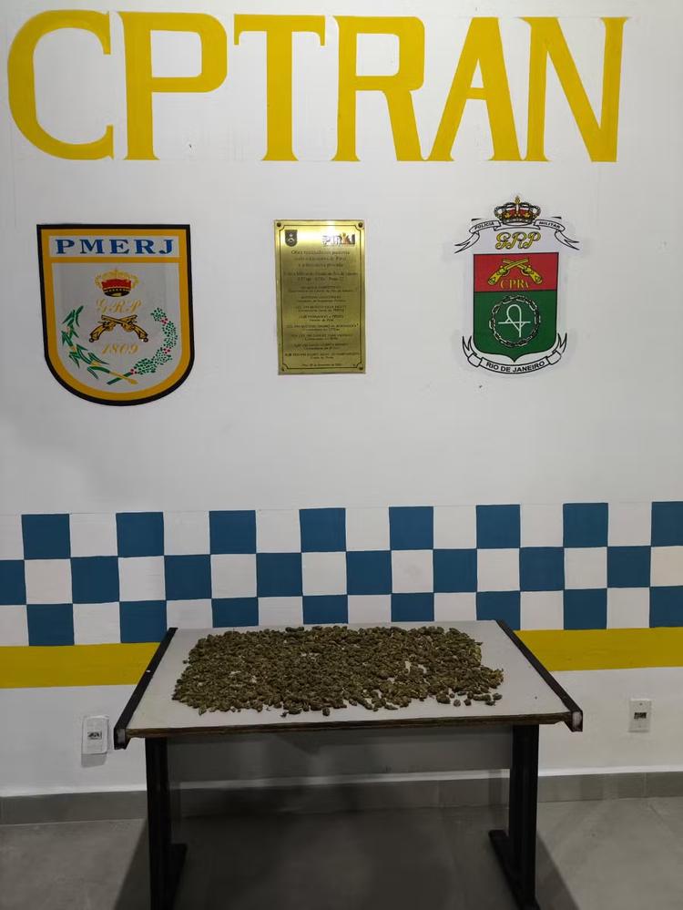 Jovem é preso com droga escondida no banco de carro na RJ-145, em Piraí