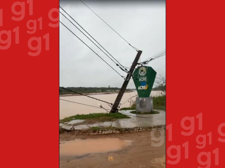 Poste cai após deslizamento de terra em margem de rio no interior do Acre; VÍDEO