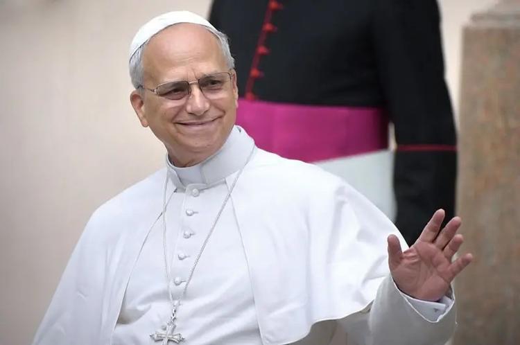 O que as roupas e adereços usados pelo papa Leão 14 revelam sobre seu estilo e sua política