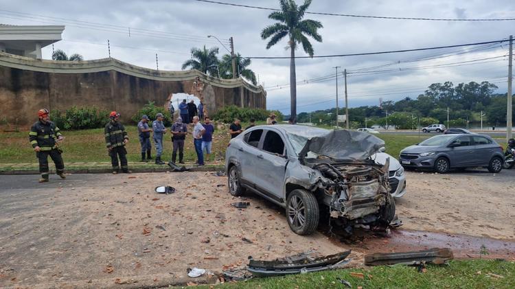 Mãe passa mal ao volante, atravessa muro de condomínio e fica ferida com os dois filhos em Rio Preto