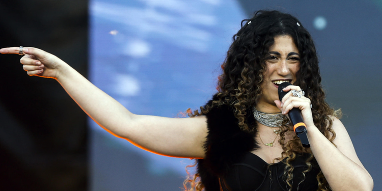 Concertone, Delia cambia “Bella ciao”: polemiche social per ‘essere umano’ al posto di ‘partigiano’