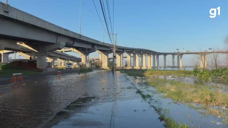 Água invade rua na Zona Norte de Porto Alegre com elevação do Guaíba; veja a previsão do tempo