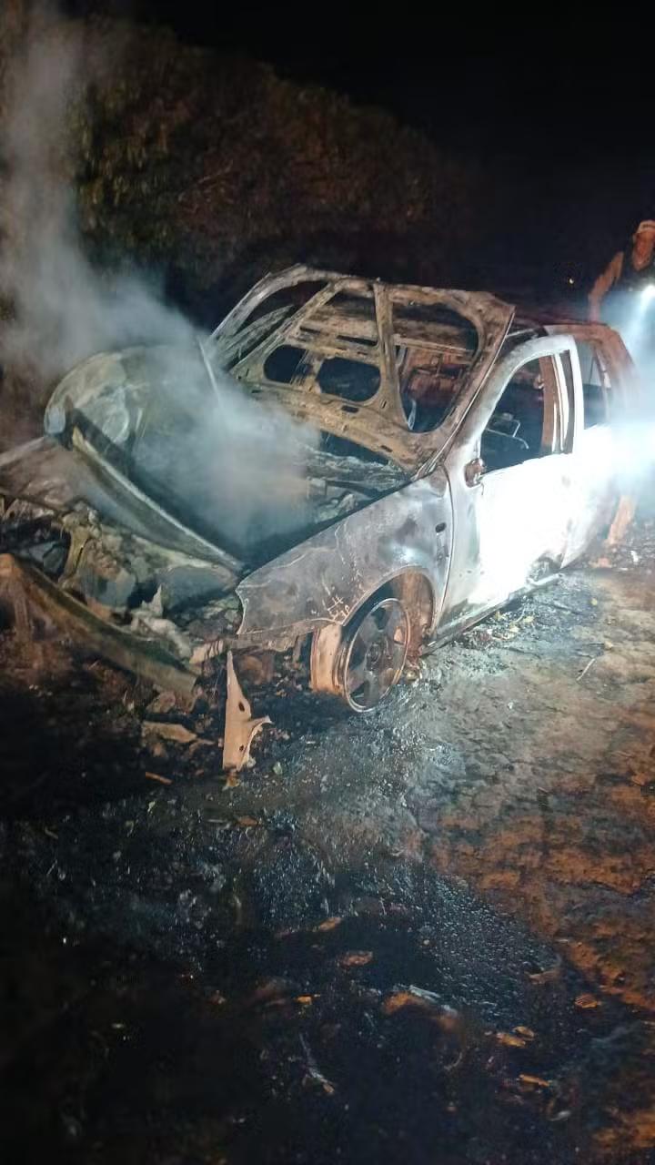 Carro capota, pega fogo e incêndio se espalha por mata na MG-414 em Araguari