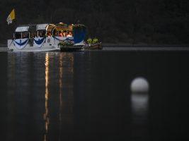 Leone XIV primo Papa in battello sul lago Albano: “L’odio e la violenza non portano nulla di buono”