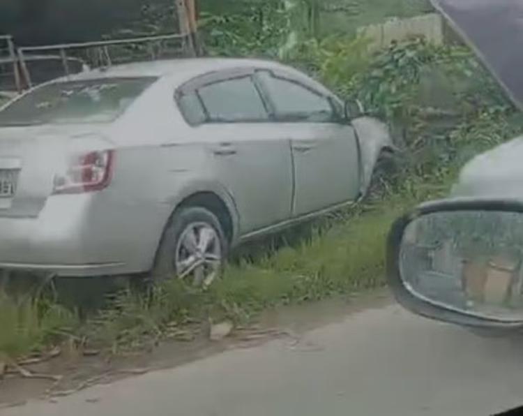 Carro bate contra muro e deixa jovem ferido em Volta Redonda