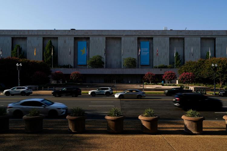 Trump ordena colocação de placas em frente a museu dizendo que exposição contém supostas 'informações imprecisas' sobre história dos EUA