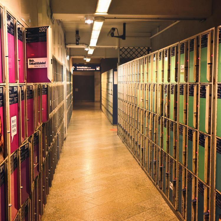 5WB THE LOCKER ROOM - JAMIE WALL