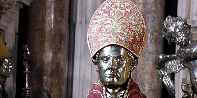 Napoli, tenta di rubare la mitria di San Gennaro nel Duomo: arrestato un 43enne