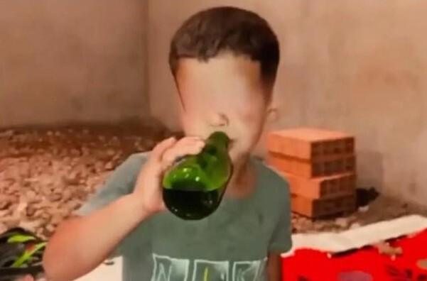 مطالب بتدخل قضائي وأمني لتوقيف المتورطين في قضية إجبار طفل قاصر على شرب الخمر