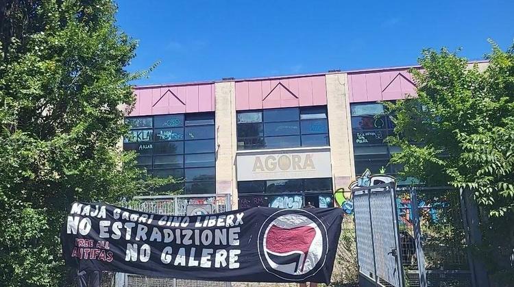 Milano città degli antagonisti: occupato l’ex Palazzetto del ghiaccio e chiuse intere vie per il centro sociale