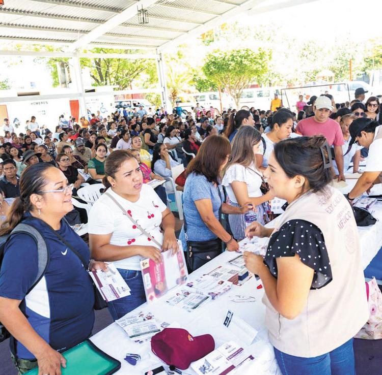 Entregan más de mil 500 becas Rita Cetina en Puente de Ixtla
