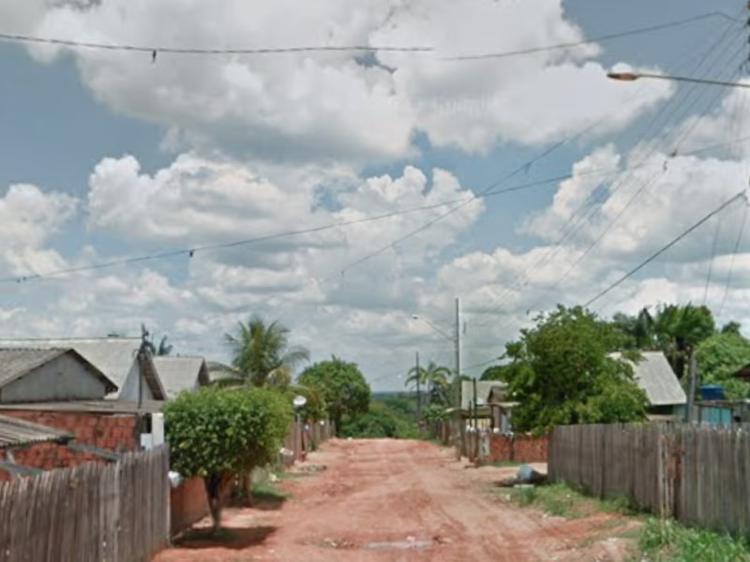 Casa de madeira fica destruída após incêndio em Rio Branco